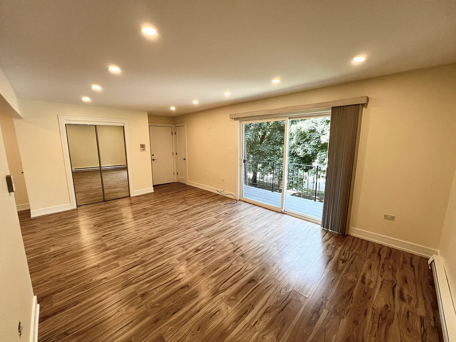 2 bed, 1100 sqft, $2,100 — Photo 3
