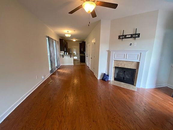 3rd image of 107 Emmyllie Ct NE
