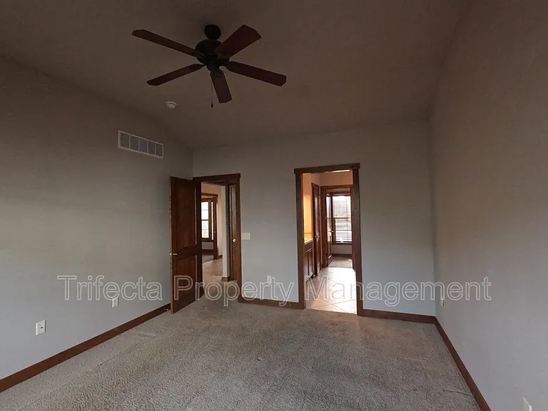 1032 Hessen Dr — Photo 11