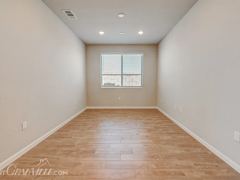 877 Halford Ln — Photo 8