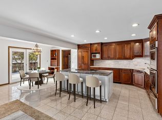 205 Hillcrest Ct, Burnsville, MN 55337