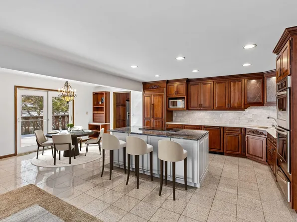 205 Hillcrest Ct, Burnsville, MN 55337