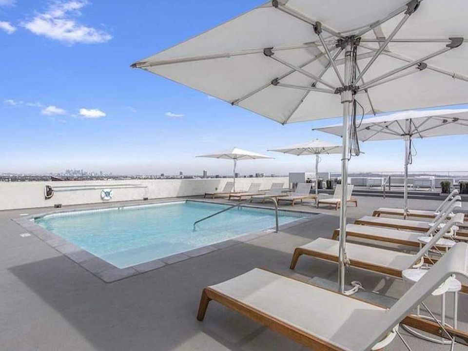 1st image of 838 N Doheny Dr APT 502