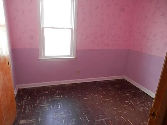4th image of 892 Clifford Ave