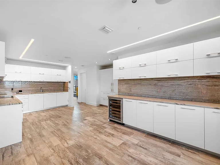 650 NE 32nd St #Penthouse 5201 — Photo 13