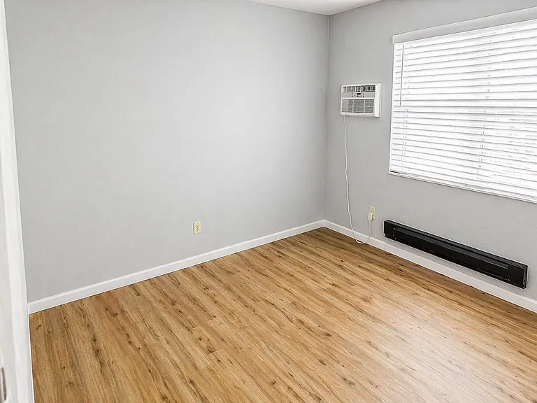 221 E Olive St — Photo 9