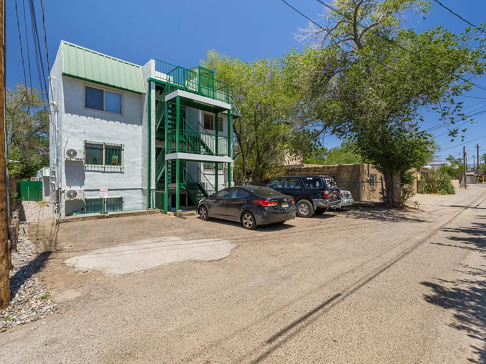 Renovated, Open Studios Near Unm / Cnm - Available Now!