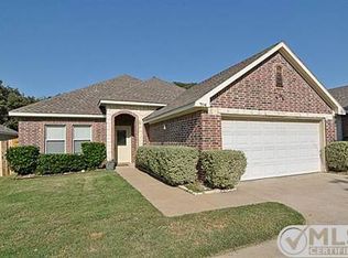 704 Sandy Ln, Fort Worth, TX 76120