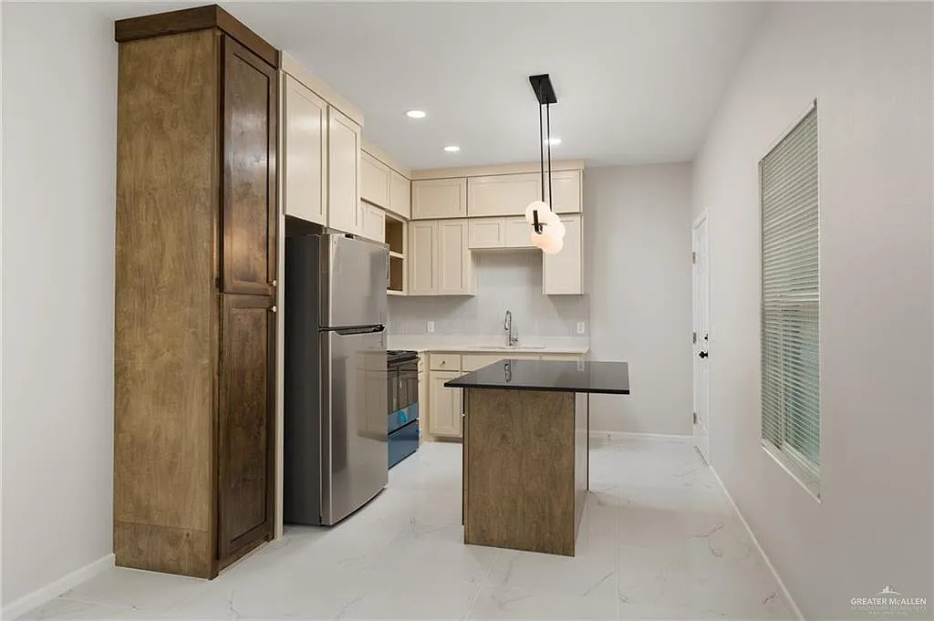 3 bed, 2.0 bath, 4250 sqft, $1,250 — Photo 4