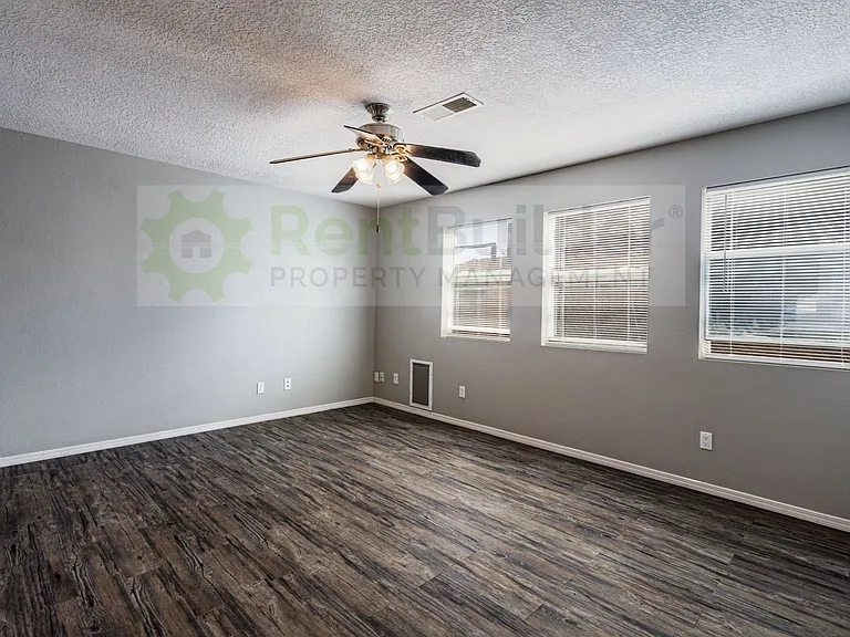 8309 Crimson Ave NE — Photo 6