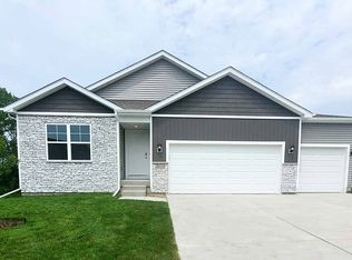 2827 Brook View Dr, Des Moines, IA 50317