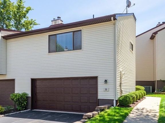 2nd image of 10 Pennybrook Ln