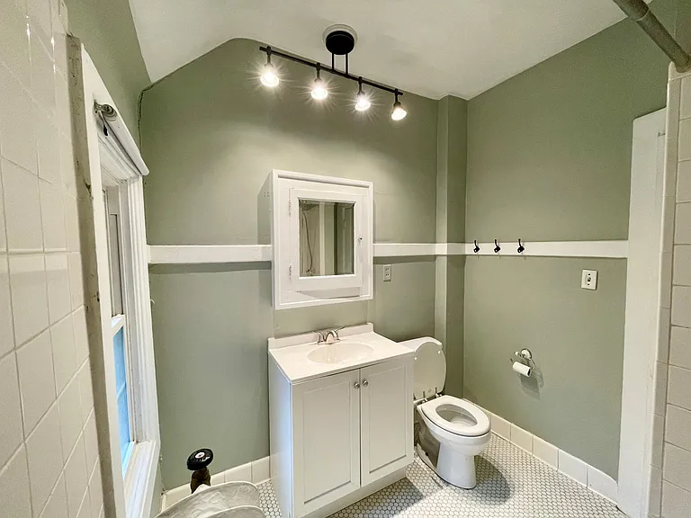 1825 N Oakland Ave — Photo 8