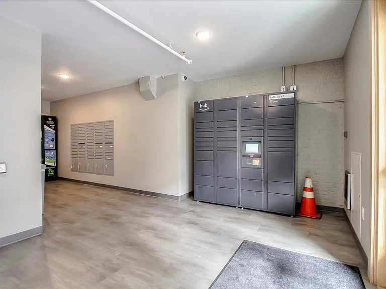 133 E 7th St — Photo 32