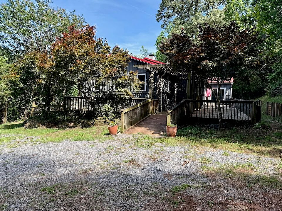 1st image of 140 Brier Rose Ln