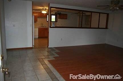 Entryway : tile and laminate flooring