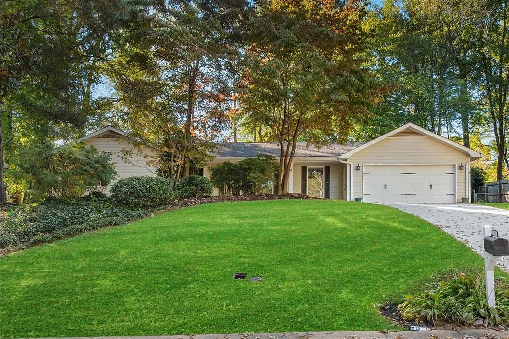 4 bed, 2.5 bath, 2189 sqft, $3,000 — Photo 2