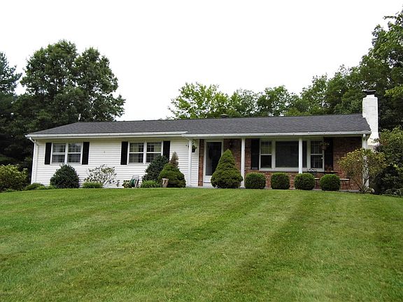 3rd image of 22 Hibernia Heights Dr