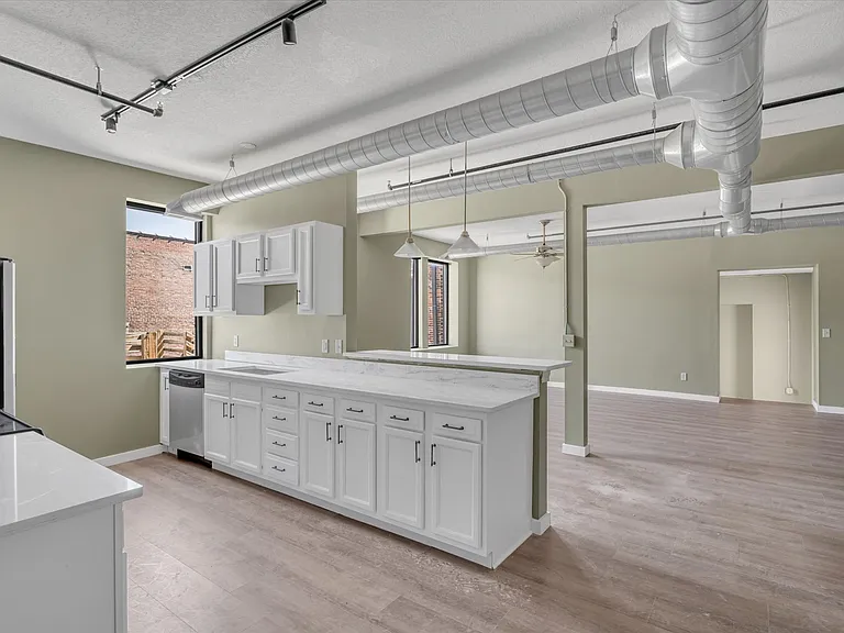 400 N Main St #303 — Photo 2