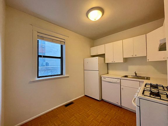 5th image of 4415 Pershing Ave #18