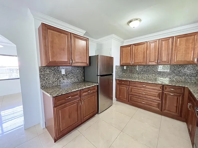 310 Dickson Dr — Photo 6