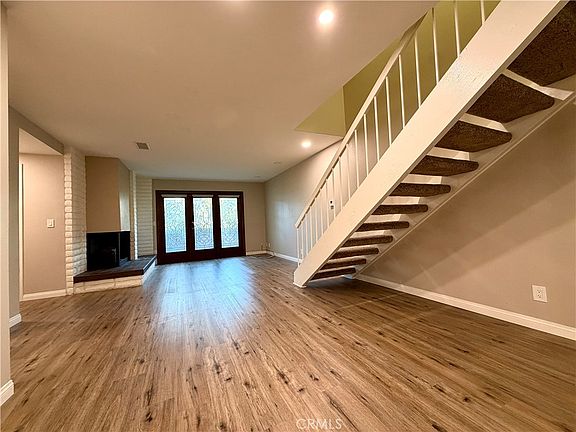 4th image of 324 W 7th St