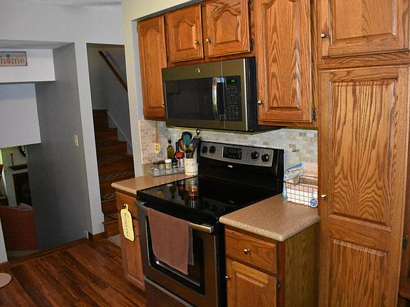5th image of 15848 Comstock St