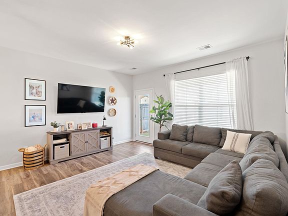 4th image of 535 Pollyanna Dr