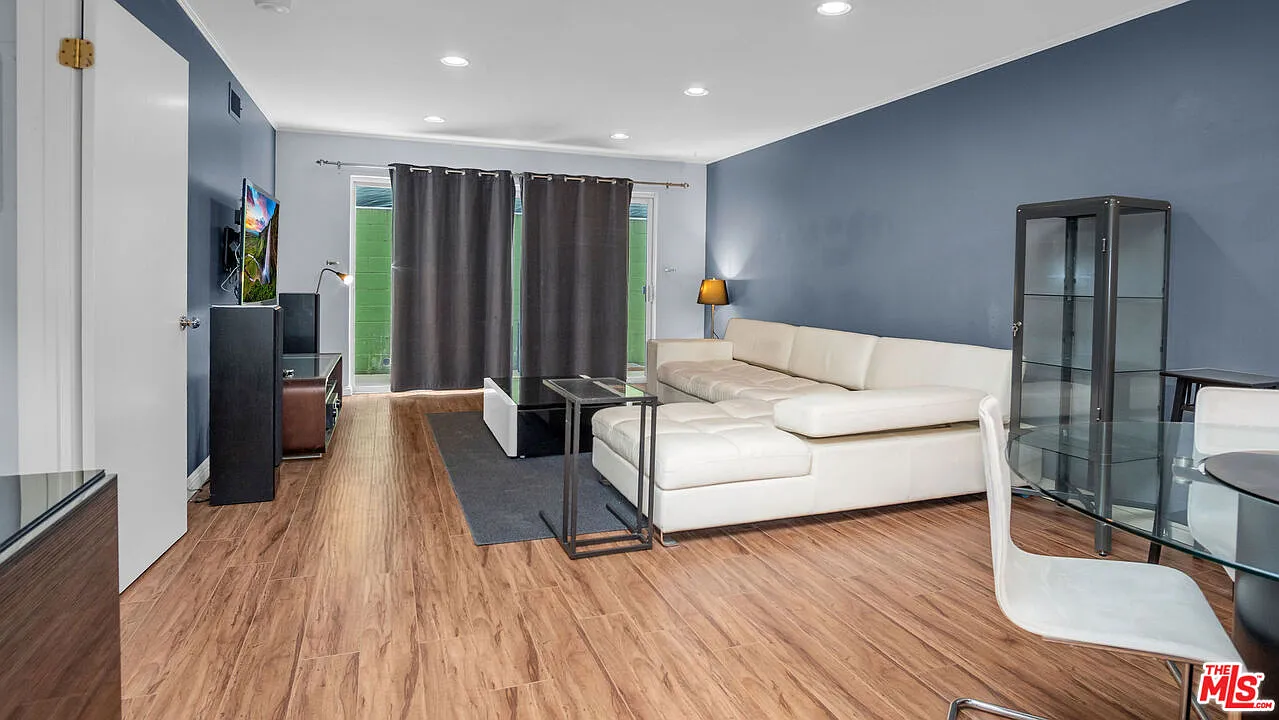 1 bed, 1.0 bath, 879 sqft, $2,500 — Photo 2