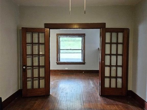 3rd image of 122 New York Ave