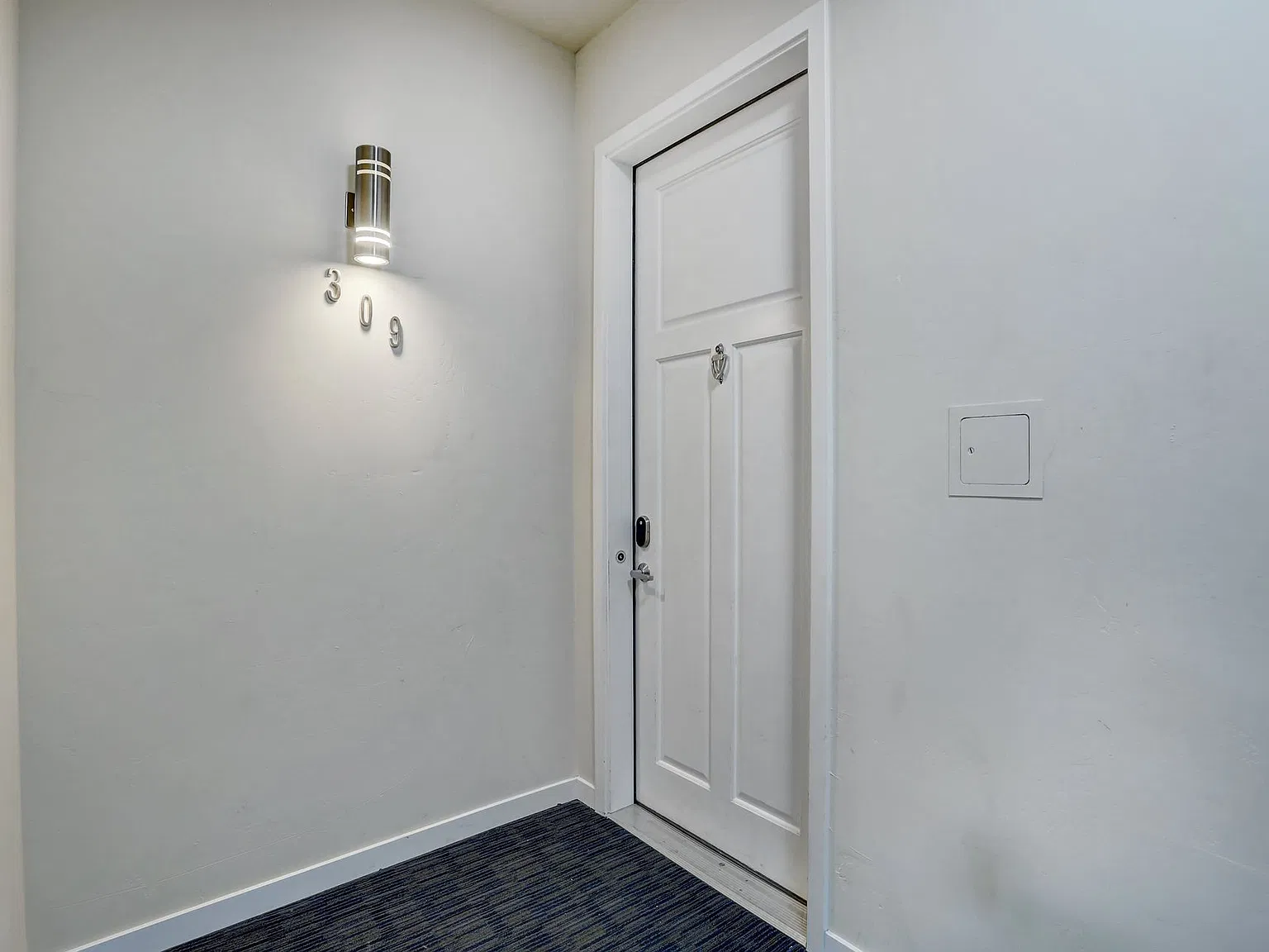 2 bedroom 2 bath Penthouse apartment in Washington Park West — Photo 4