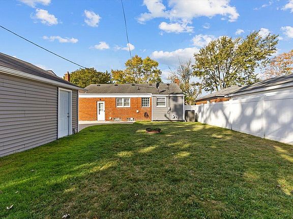 5th image of 28212 Floral St