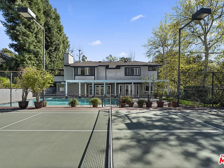 2937 Deep Canyon Dr — Photo 1