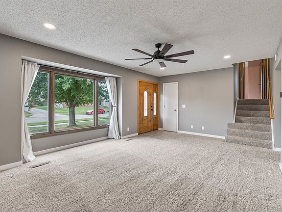 5th image of 806 Hickory Dr