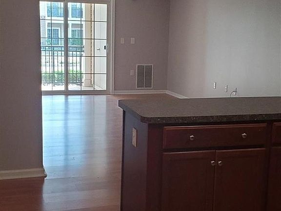 4th image of 713 Liberty Ct