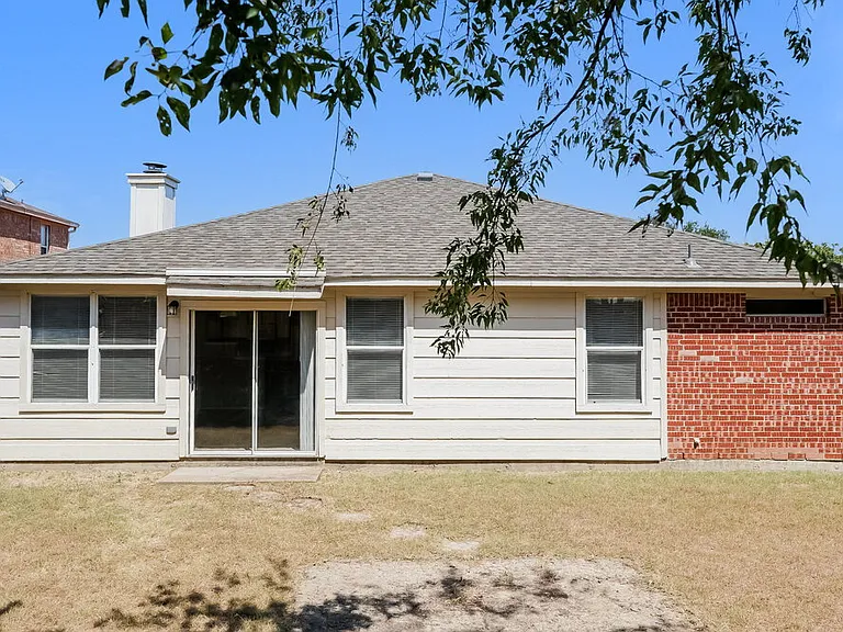 1519 Columbia Dr — Photo 15