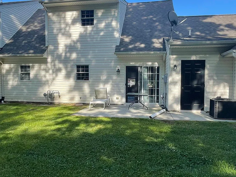 406 Lindenhurst Ct — Photo 25