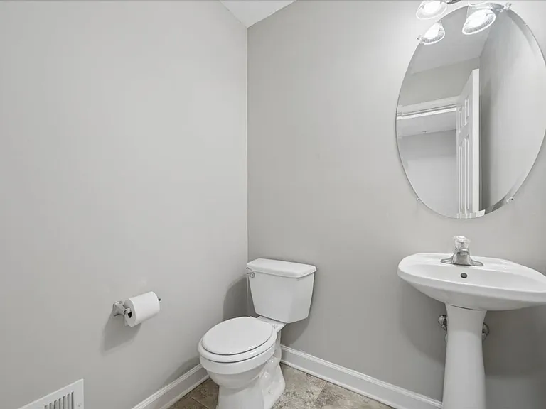 1004 Collindale Ave — Photo 16
