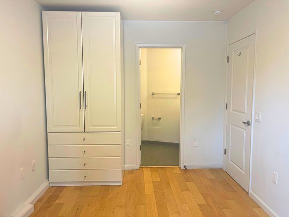 4th image of 2808 Market St