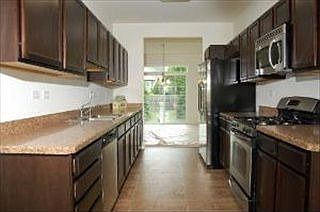5th image of 370 Hickory Ln