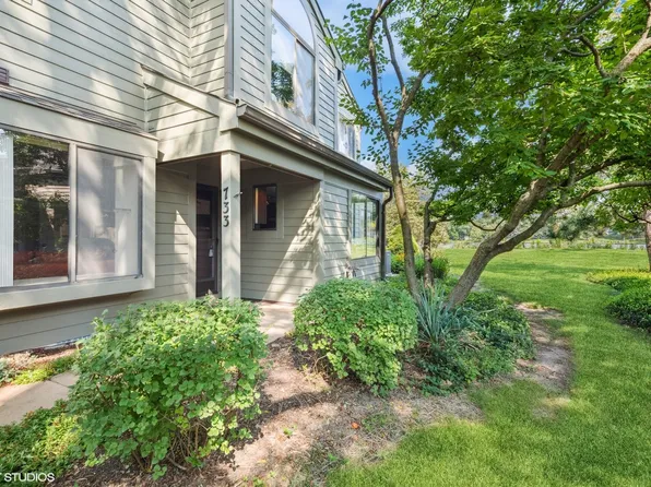 733 Woodbridge Ct #833, Barrington, IL 60010