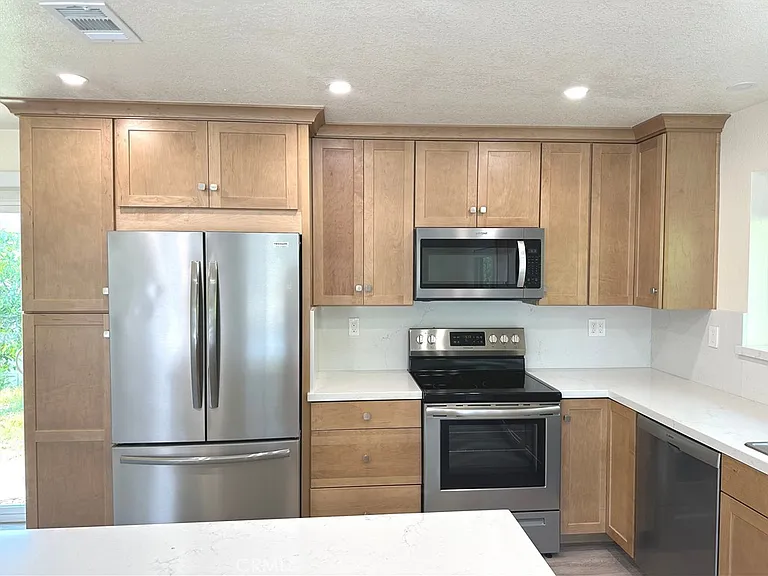 24450 University Ave — Photo 6