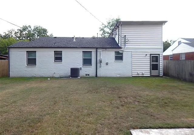 1632 Oxford Ln — Photo 11