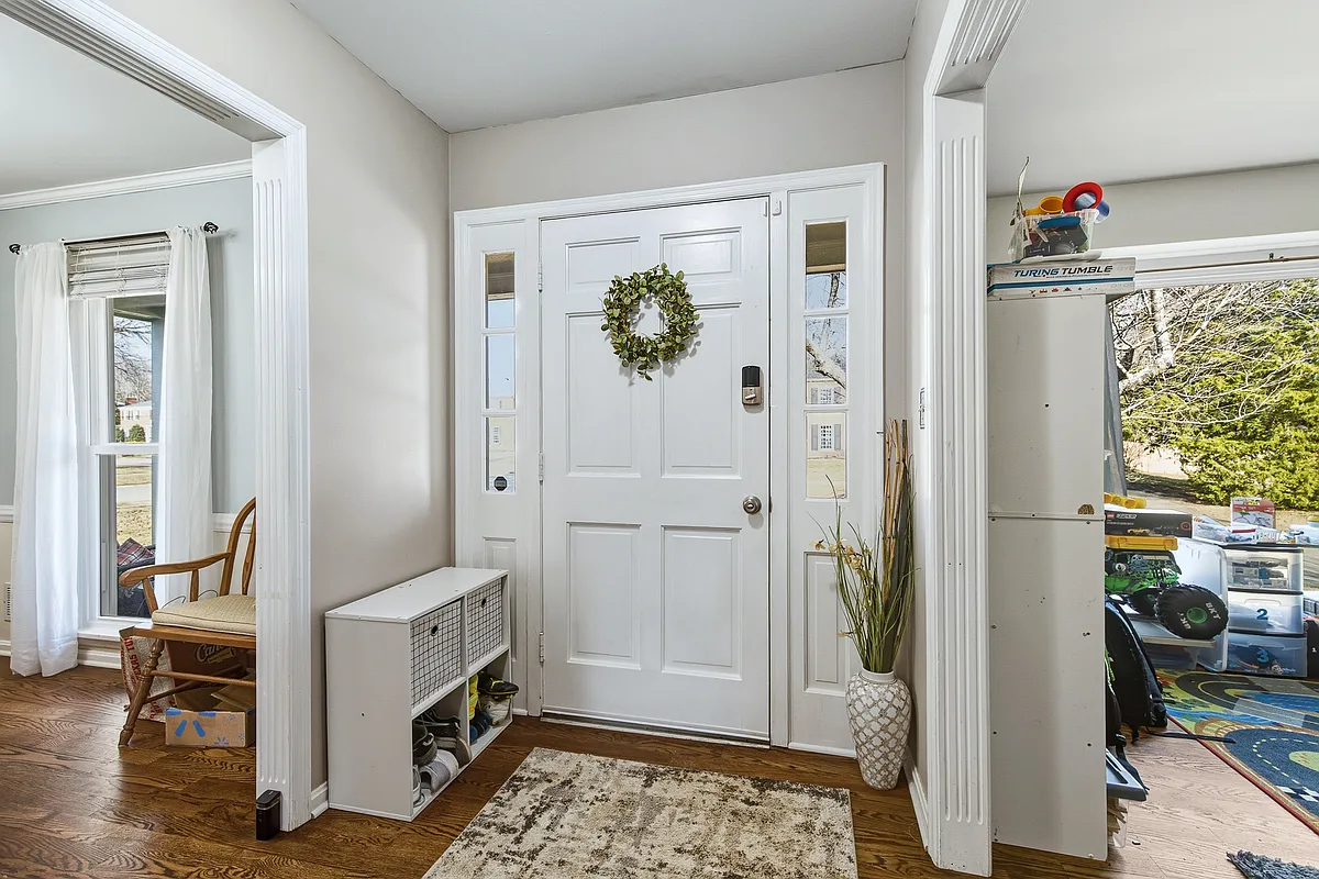 Foyer - 7519 Greenlawn Rd