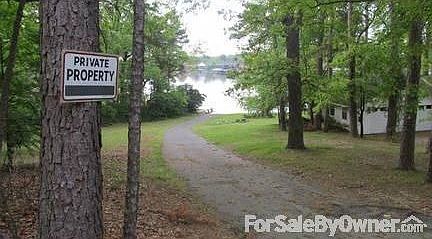LAKE ACCESS/BOAT RAMP
						:
						1/8 MILE DOWN ROAD FROM HOUSE FOR LAUCHING HOMEOWNER'S BOATS IN LAKE HAMILTON