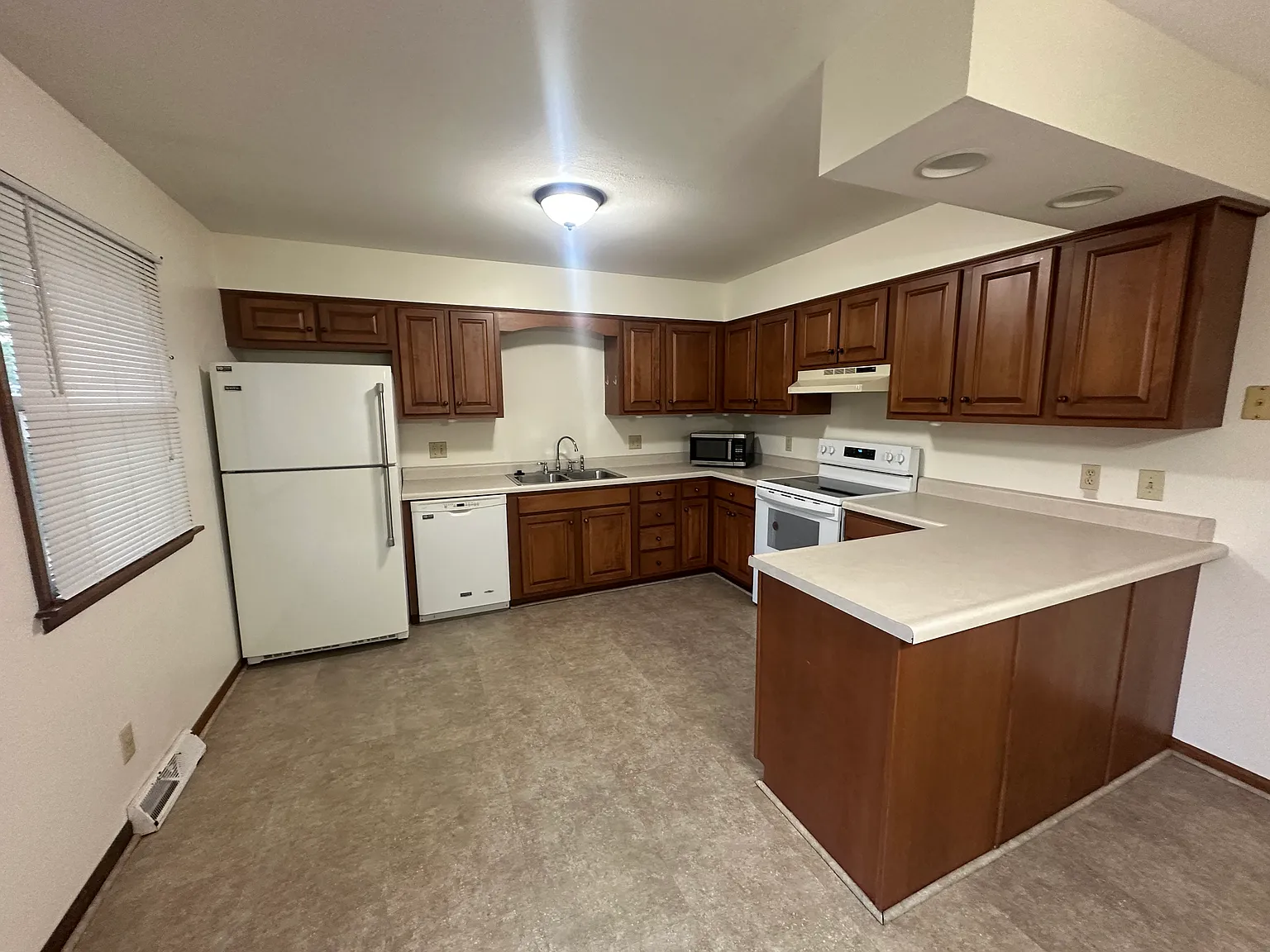 3 bed, 1100 sqft, $1,800 — Photo 4