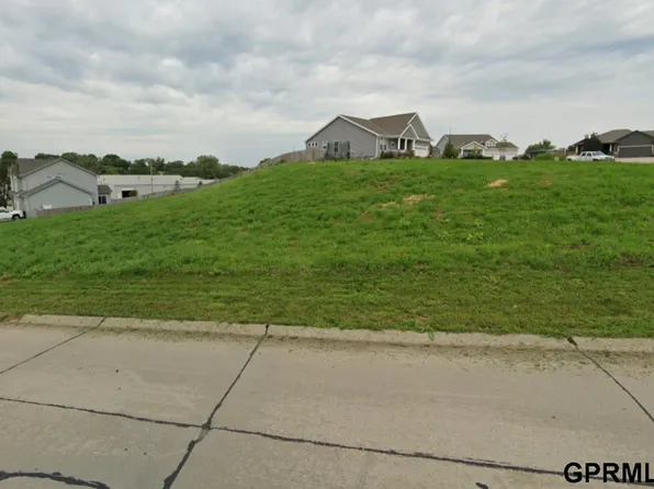 15204 Elmwood Dr, Bennington, NE 68007