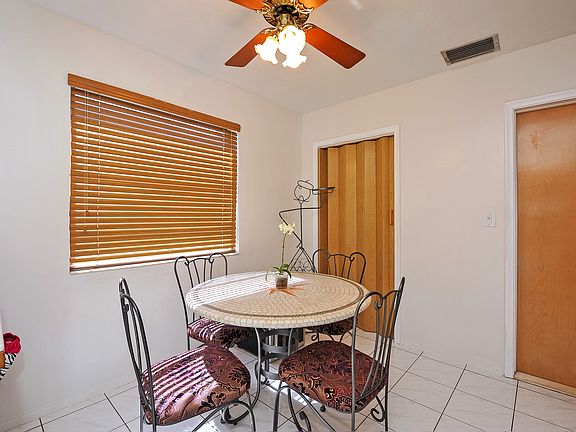 Eat in kitchen area w/ pantr