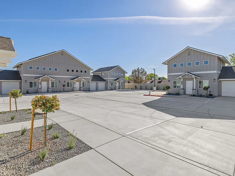 1363 W Grangeville Blvd — Photo 16