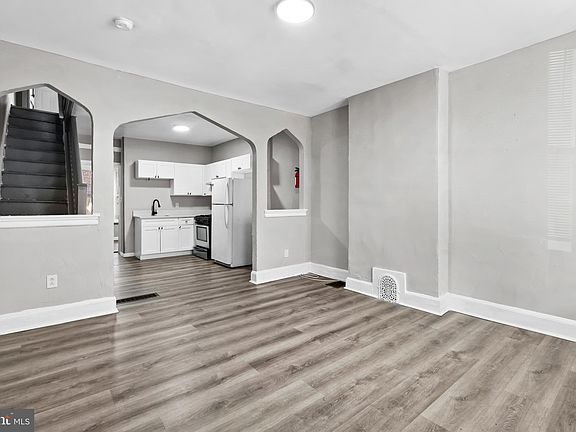 2nd image of 2511 W Oakdale St
